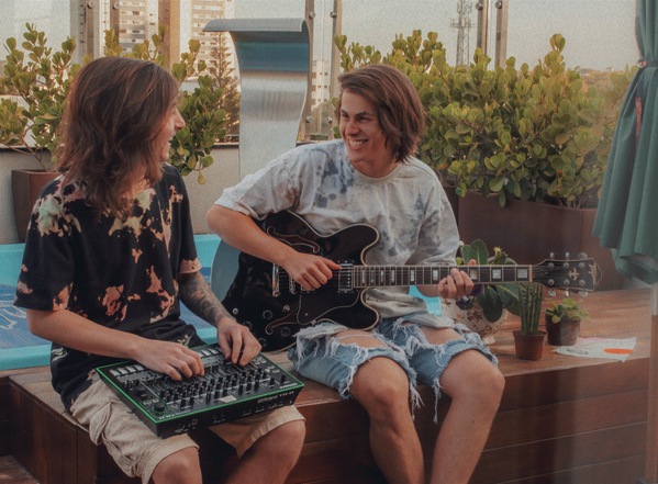 Como produzir House Defected? O duo Bikinis & Martinis vai te dar uma mãozinha