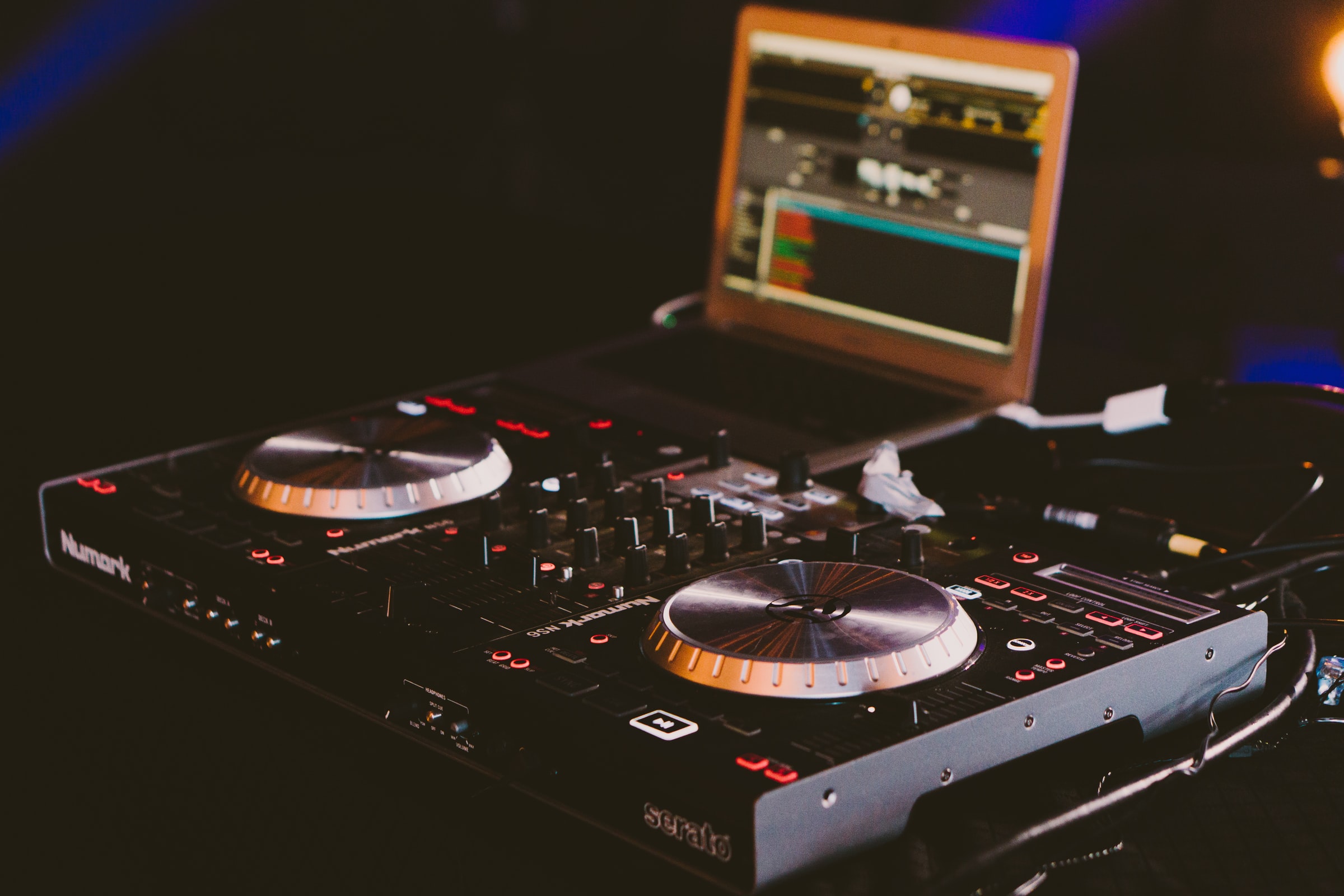 Equipamentos para DJs iniciantes: qual comprar?
