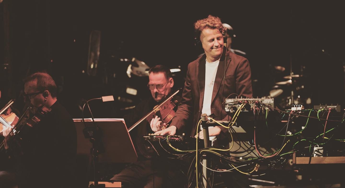 Andreas Henneberg une música eletrônica com música clássica em um show impressionante