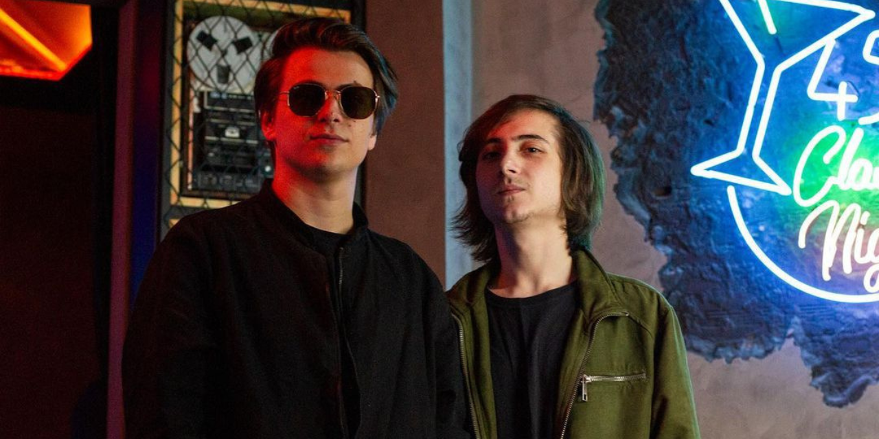 Bikinis & Martinis vão muito além da música: duo comenta sobre seu live act