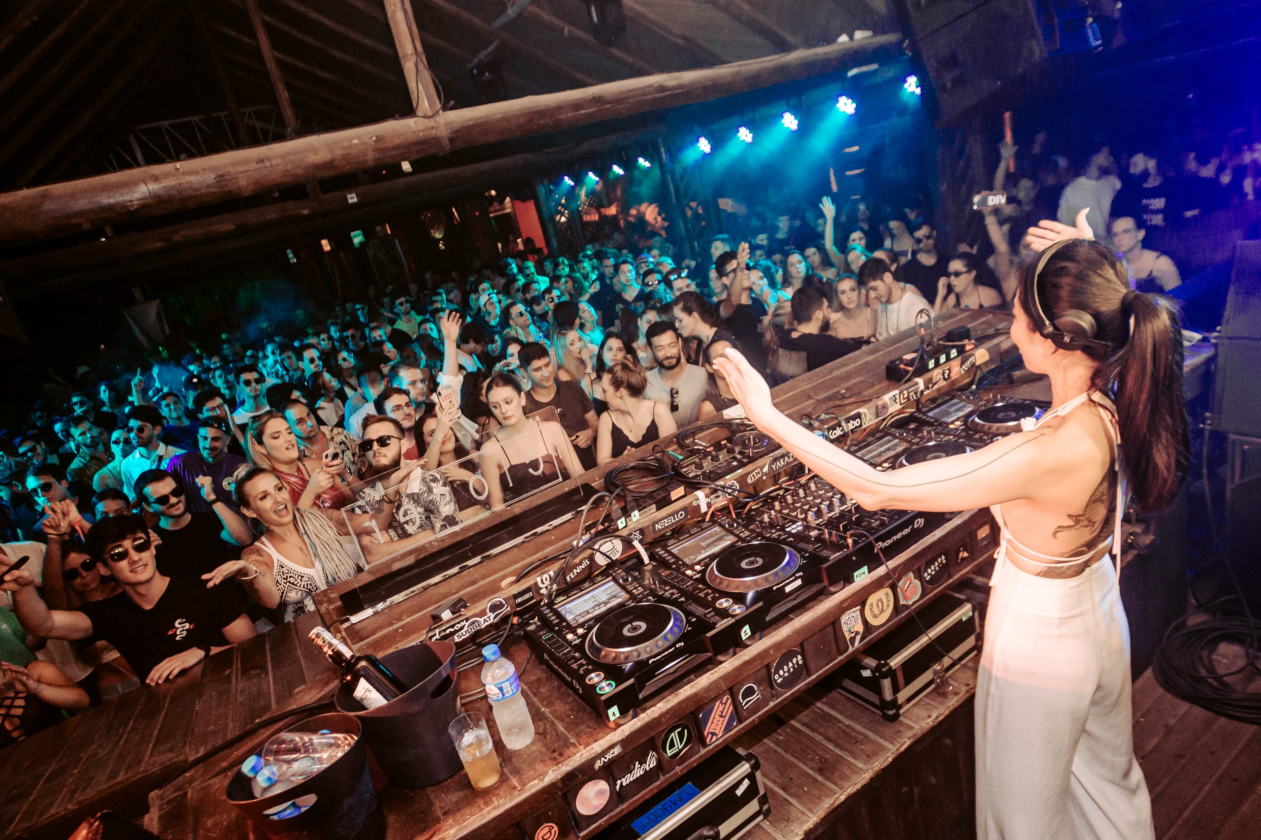 Label party de Eli Iwasa