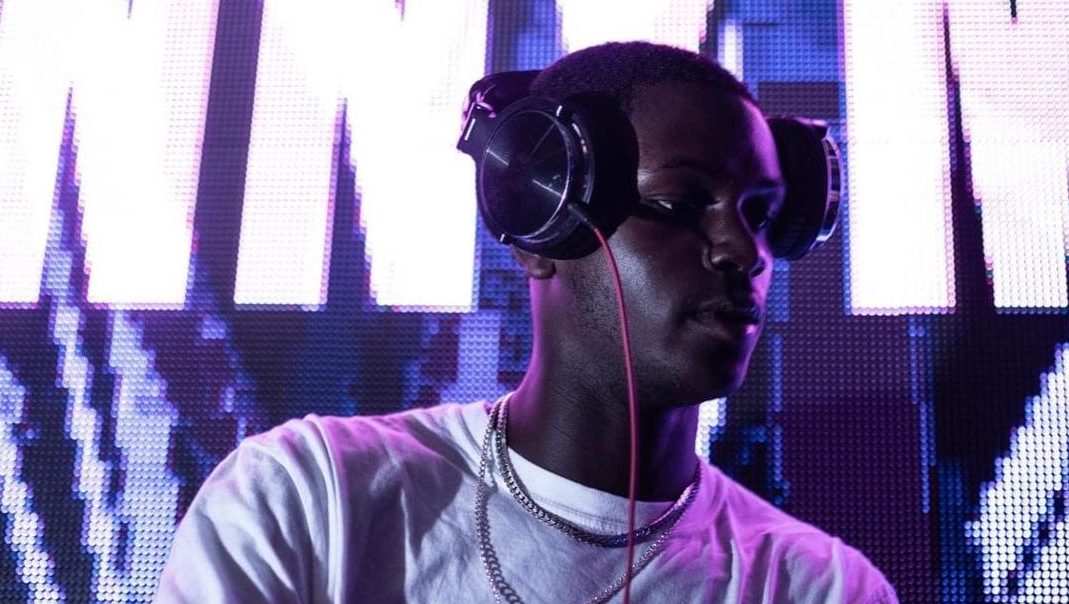 Conheça Manny Martey, o DJ ganense que vem conquistando as pistas mundo afora
